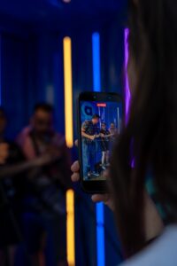 Karaoke και αναμνηστικές φωτογραφίες από την Allwyn