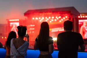 Το VIP μπαλκόνι της Allwyn στην Πλατεία Νερού