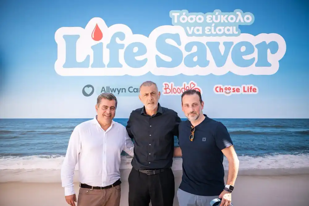Ο Αναπληρωτής Διευθύνων Σύμβουλος της Allwyn Hellas, Οδυσσέας Χριστοφόρου, ο Δήμαρχος Πειραιά, Γιάννης Μώραλης, και ο Σαράντος Ευσταθόπουλος, Διοικητής του Αντικαρκινικού Νοσοκομείου Πειραιά «Μεταξά»