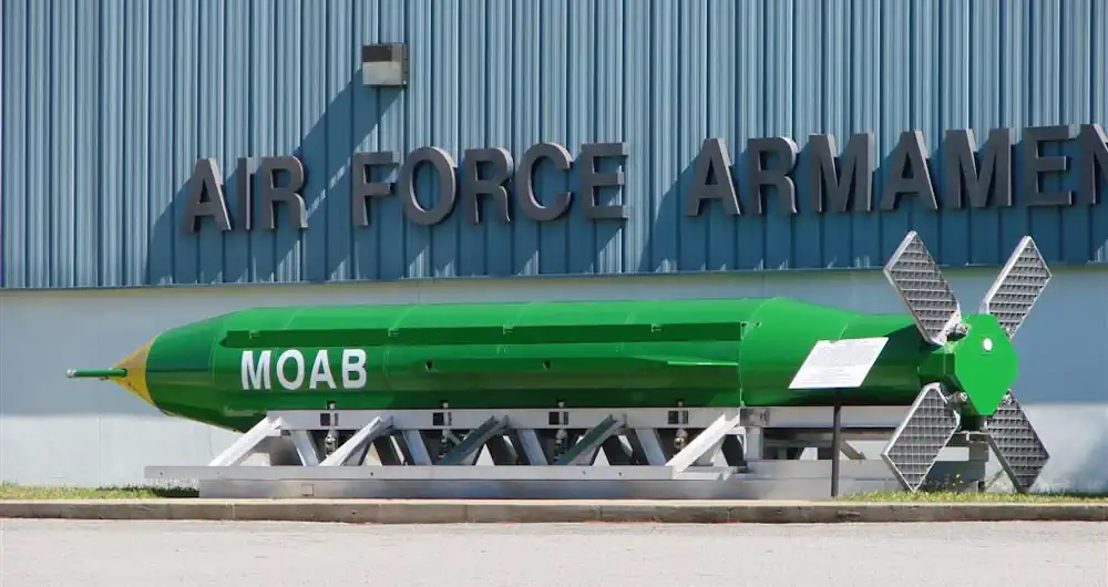 Massive Ordnance Air Blast Bomb – MOAB, κοινώς αναφέρεται ως η "Μητέρα Όλων των Βομβών" καθώς τα αρχικά ταιριάζουν: Mother Of All Bombs