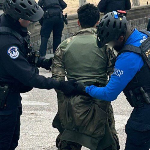 Η αστυνομία συνέλαβε άνδρα που έτρεχε προς το Καπιτώλιο των ΗΠΑ, με ένα γεμάτο κυνηγετικό όπλο