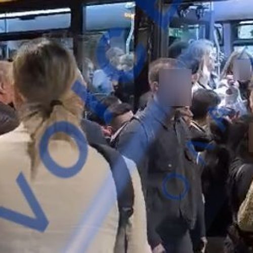 Χαμός στα μέσα μεταφοράς: Ουρές, συνωστισμός και ταλαιπωρία – Δείτε βίντεο και εικόνες