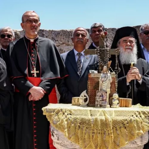 Κορυφαίοι κληρικοί των Αγίων Τόπων επισκέπτονται τη Γάζα μετά το «φονικό χτύπημα σε εκκλησία»