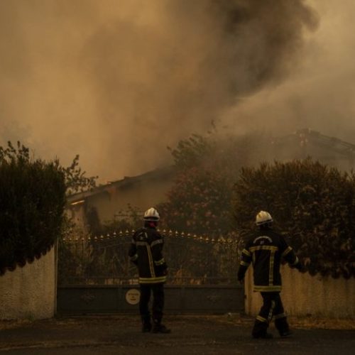 Με βάρκες απομακρύνονται εκατοντάδες Γάλλοι για να γλιτώσουν από τις φωτιές