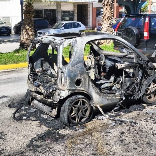 Άλιμος: Στις φλόγες παρκαρισμένο αυτοκίνητο στη λαϊκή του Άνω Καλαμακίου – Πανικός στη Λεωφόρο Ιωνίας