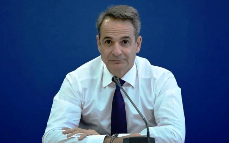 Η Ελλάδα καίγεται και ο πρωθυπουργός απαντά με αναρτήσεις