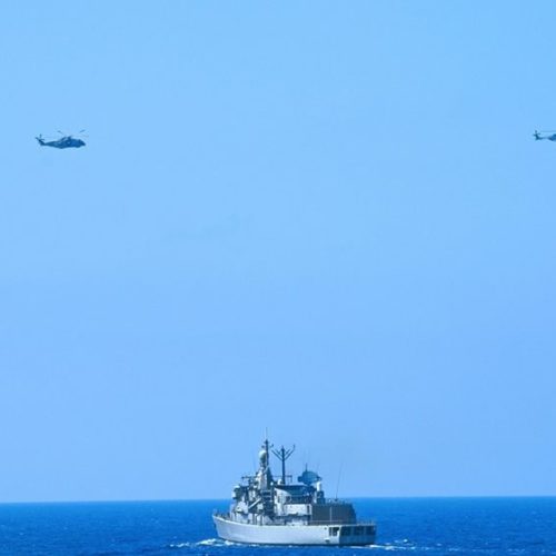 Δύο πύραυλοι χτύπησαν αμερικανικό πολεμικό πλοίο στο Ορμούζ