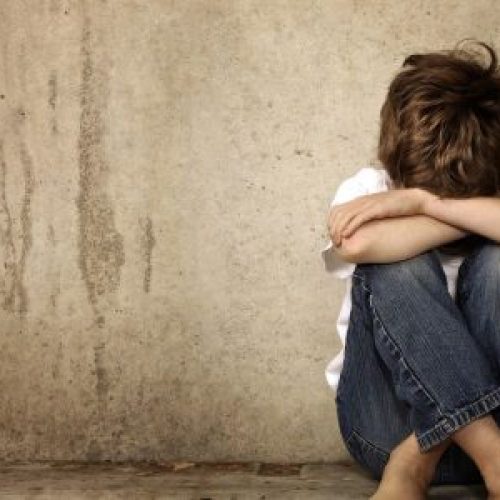 ΣΟΚ – Κακοποιούσε τον ανήλικο γιο της οικιακού βοηθού της επί χρόνια