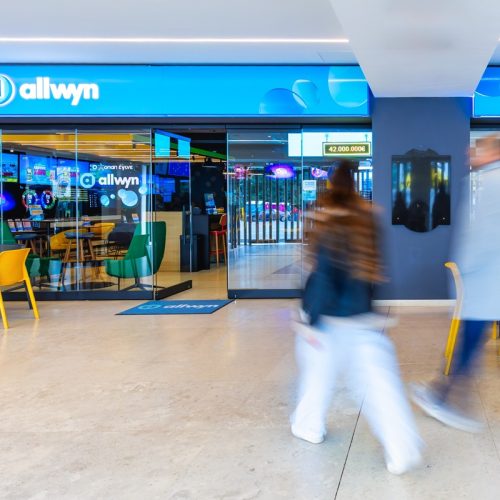 Έτσι θα είναι τα καταστήματα ΟΠΑΠ στην εποχή της Allwyn – Στο επίκεντρο η μοντέρνα αισθητική και οι εξελιγμένες εμπειρίες για τους πελάτες