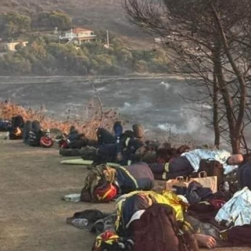 Αφήνουν τους πυροσβέστες να κοιμούνται στα «σκαλοπάτια ξενοδοχείων»! – Πού είναι το «Επιτελικό Κράτος»;
