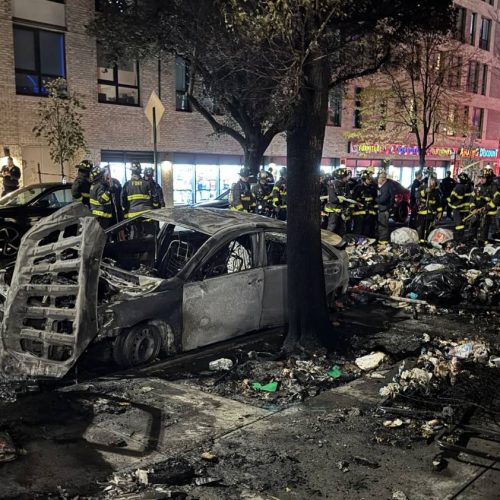 Επτά πυροσβέστες τραυματίες μετά από «συγκλονιστική» έκρηξη αυτοκινήτου