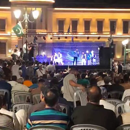 Πακιστανική φιέστα με τον Ασλάμ στους ώμους – Αντιδράσεις για τις εικόνες έξω από το Δημαρχείο Αθηνών (ΒΙΝΤΕΟ)