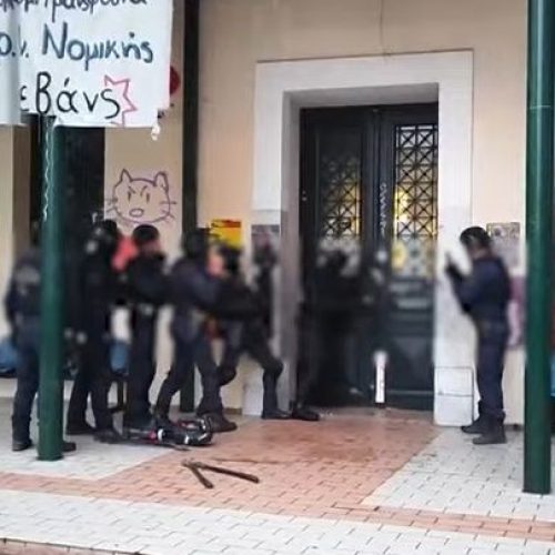 Επίθεση στη Νομική: «BINTEO NTOKOYMENTO» από την «επιχείρηση» της ΕΛΑΣ στη σχολή