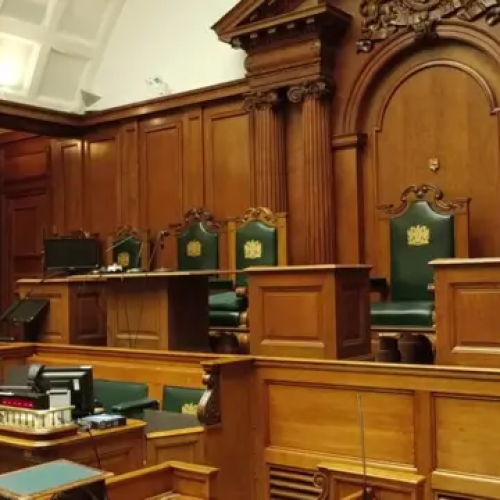 Στο εδώλιο για δεκατρία χρόνια κακοποίησης: Βρετανός κατηγορείται για νάρκωση και βιασμό της πρώην συζύγου του
