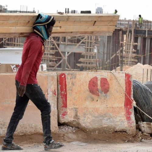 Σαουδική Αραβία: Οι μετανάστες εργαζόμενοι αντιμετωπίζουν σοβαρή εκμετάλλευση, ρατσισμό και αποκλεισμό από την εργασιακή προστασία