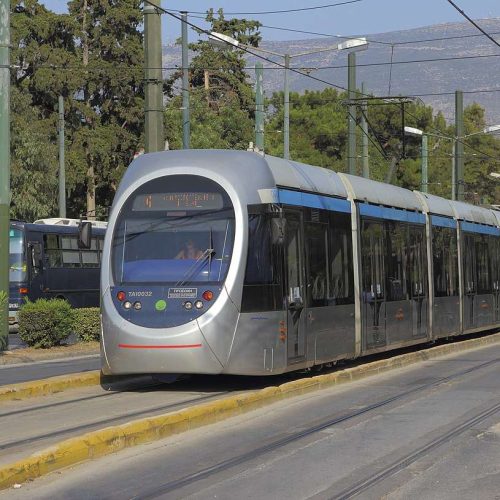 «ΣΥΓΚΡΟΥΣΗ» ταξί με τραμ στη λεωφόρο Αμαλίας!