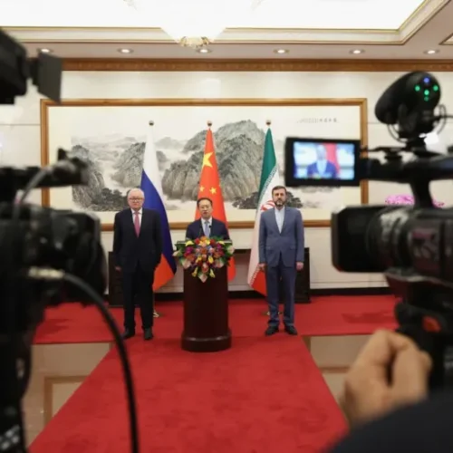 Η Ρωσία και η Κίνα καλούν τις ΗΠΑ να εγκαταλείψουν τις κυρώσεις στο Ιράν και να ξεκινήσουν εκ νέου τις πυρηνικές συνομιλίες