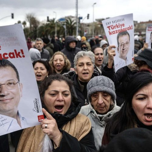 epa11974037 Supporters shout slogans and hold posters depicting Istanbul Mayor Ekrem Imamoglu during a protest near the Istanbul Police Department following Imamoglu's arrest, in Istanbul, Turkey, 19 March 2025. Turkish authorities detained Istanbul mayor Ekrem Imamoglu along with 100 others on 19 March, as part of an investigation into alleged corruption and terror links, according to a statement by the Istanbul chief public prosecutor.  EPA-EFE/ERDEM SAHIN