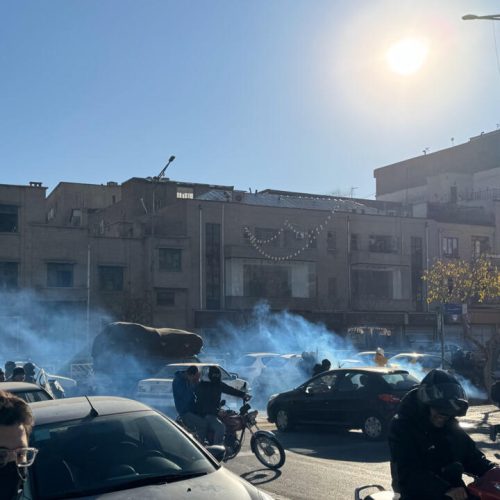 Ιράν: Οικονομική απόγνωση και οργή στους δρόμους – Στο στόχαστρο των διαδηλωτών κυβερνητικά κτίρια