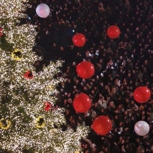 Πυροτεχνήματα, 120.000 λαμπιόνια και Λένα Ζευγαρά live στον Πειραιά –  Δείτε τα highlights από το χριστουγεννιάτικο πάρτι του My Radio 104.6 powered by Πρωτοχρονιάτικο Λαχείο