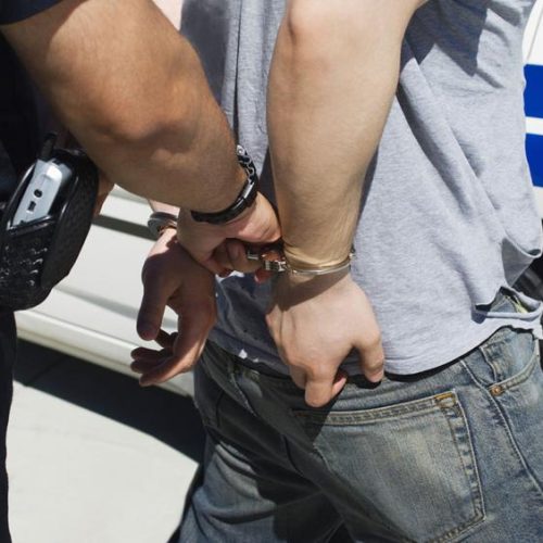 Επεισοδιακή σύλληψη 35χρονου για ενδοοικογενειακή βία – Επιχείρησε να αρπάξει το όπλο αστυνομικού