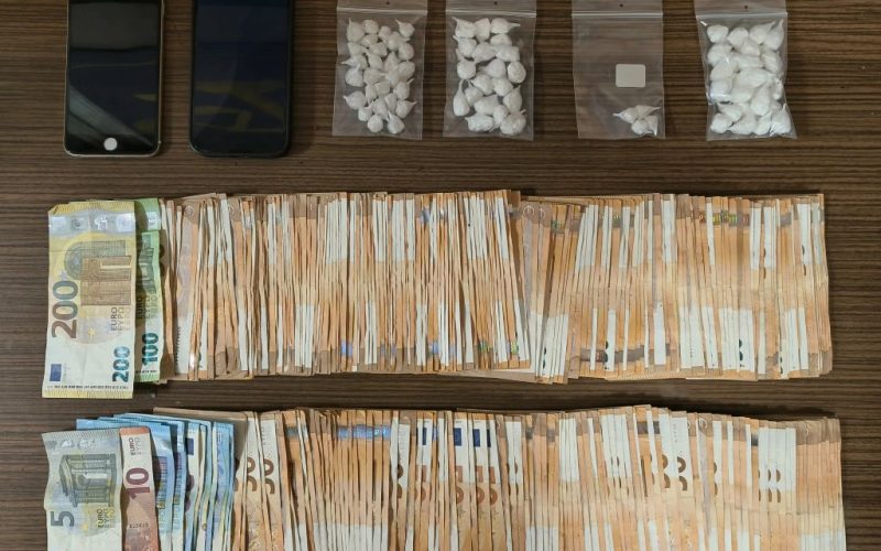 Συνελήφθη 37χρονος αλλοδαπός στο κέντρο της Αθήνας για διακίνηση ναρκωτικών – Επιτέθηκε στους αστυνομικούς