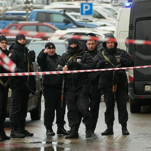 Τρεις νεκροί, ανάμεσά τους αστυνομικοί, από έκρηξη στη Μόσχα – Κλιμακώνεται η ένταση