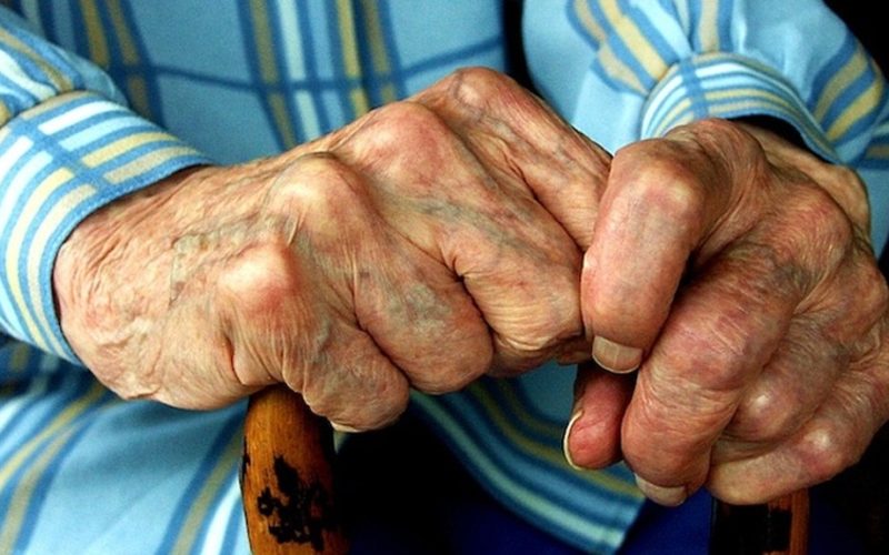 Τρόμος για 90χρονο στη Λάρισα: «Μπούκαραν» στο σπίτι του, τον ακινητοποίησαν στο κρεβάτι και τον λήστεψαν
