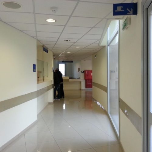 Χαμός στο θριάσιο Νοσοκομείο: Ρομά τα έκαναν γυαλιά καρφιά