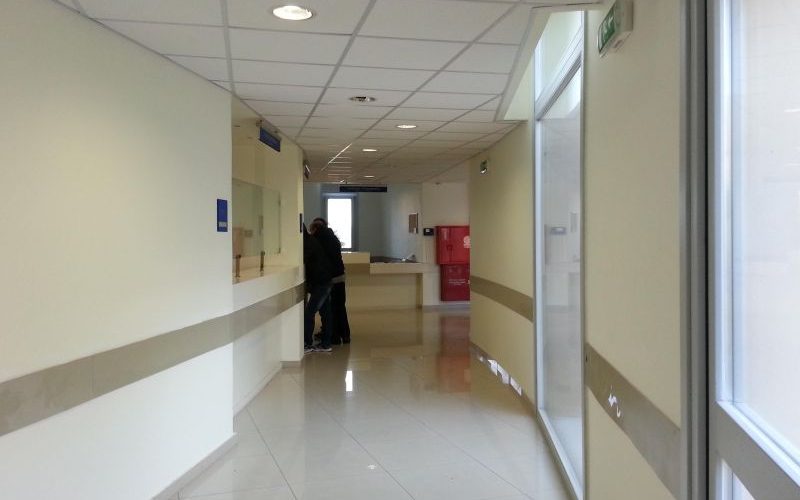 Χαμός στο θριάσιο Νοσοκομείο: Ρομά τα έκαναν γυαλιά καρφιά