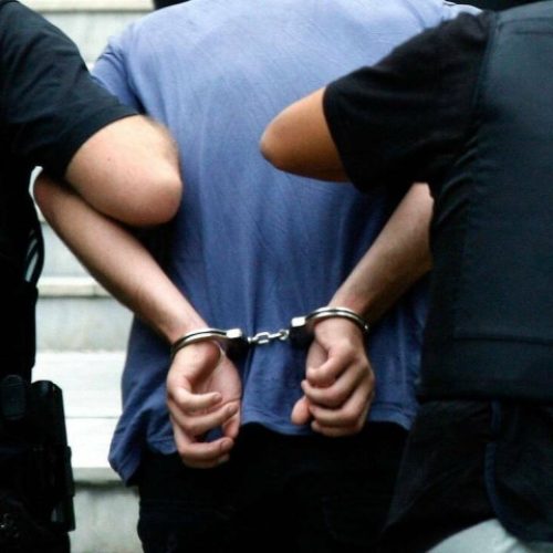 «Χειροπέδες» σε φυγόποινο αλλοδαπό για ενδοοικογενειακή βία και κλοπή