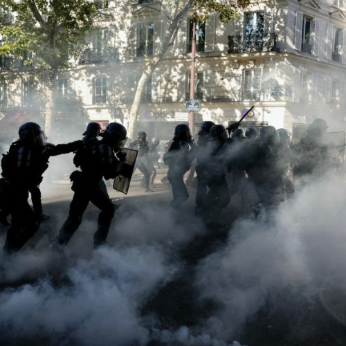 «ΧΑΟΣ» στους δρόμους της Γαλλίας – Χιλιάδες στους δρόμους, εκατοντάδες στα κρατητήρια!