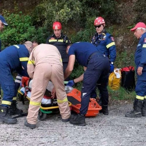 Αχαΐα: Με σπασμένο γόνατο ο πυροσβέστης που έπεσε σε χαράδρα!