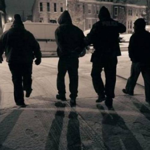 Συμμορία ανηλίκων άρπαζε βίαια αλυσίδες λαιμού από πεζούς στην περιοχή της Καλλιθέας
