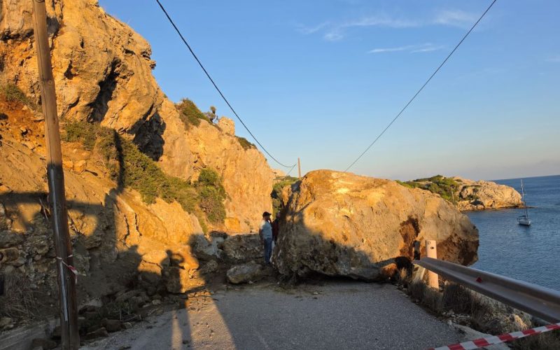 Ρόδος: Δεκάδες οχήματα αποκλεισμένα μετά από πτώση τεράστιου βράχου σε δρόμο που οδηγεί σε παραλία