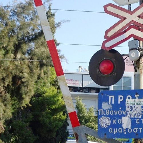 «ΤΡΕΛΑ» στη Λαμία – Ο λόγος που επιπόλαιος οδηγός πάρκαρε πάνω στον σιδηρόδρομο! [ΦΩΤΟ]