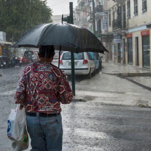 Βροχές και αστραπές για 72 ώρες: Η κακοκαιρία “χτυπά” τη χώρα