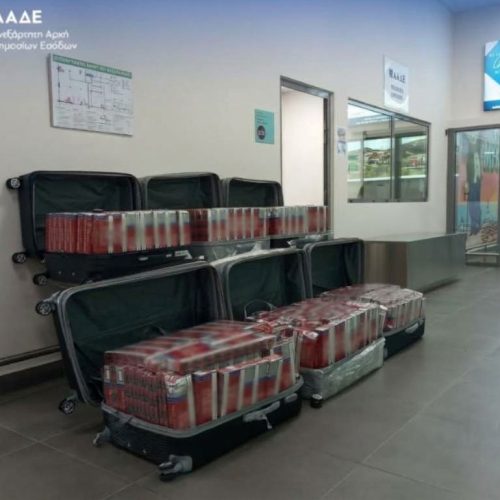 6.000 πακέτα λαθραίων τσιγάρων και 4,5 κιλά καπνού ναργιλέ κατασχέθηκαν στο αεροδρόμιο Μυκόνου – Σύλληψη δύο επιβατών