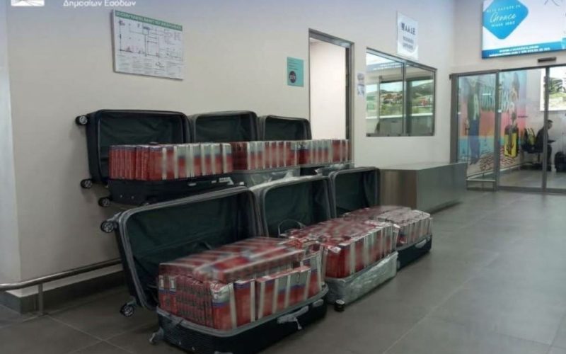 6.000 πακέτα λαθραίων τσιγάρων και 4,5 κιλά καπνού ναργιλέ κατασχέθηκαν στο αεροδρόμιο Μυκόνου – Σύλληψη δύο επιβατών