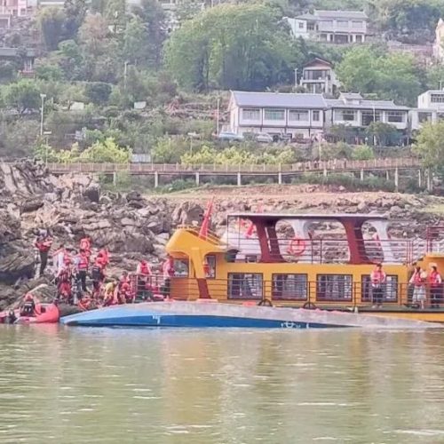 Ισχυροί άνεμοι «αναποδογύρισαν» τουριστικά σκάφη – 10 νεκροί και 70 τραυματίες!