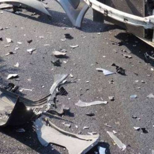 Ηλικιωμένος οδηγός έπεσε σε σταθμευμένα – Πως σώθηκαν μητέρα και παιδί