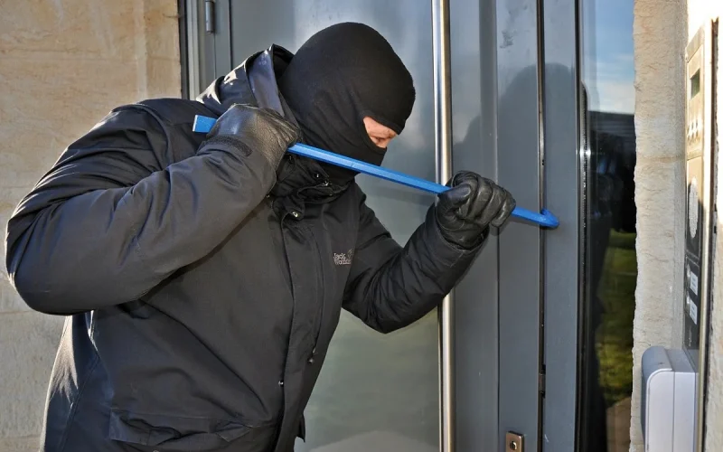 Τρόμος για 47χρονο στην Πάτρα: Διαρρήκτες «μπούκαραν» στο σπίτι του μέρα μεσημέρι, τον έδειραν και τον λήστεψαν
