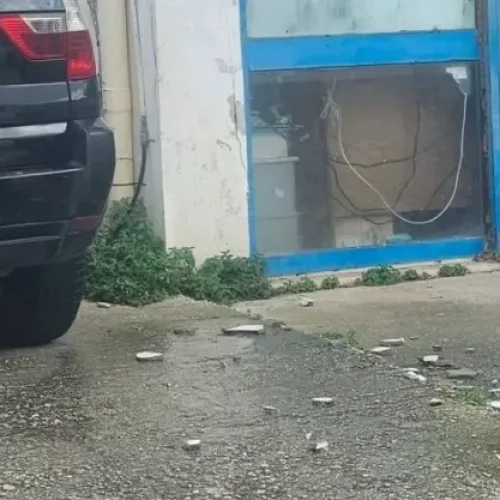 Αναστάτωση στα Χανιά: Κομμάτια μπαλκονιού έπεσαν σε αυτοκίνητο – Από θαύμα δεν υπήρξαν τραυματισμοί