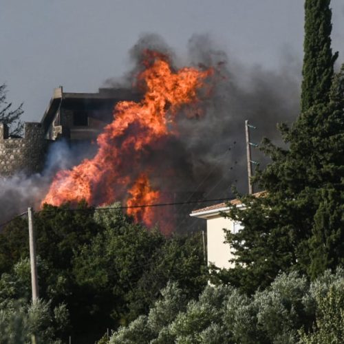 «Εξαπλώνεται» η πυρκαγιά στη Πάτρα – Απειλεί την πόλη