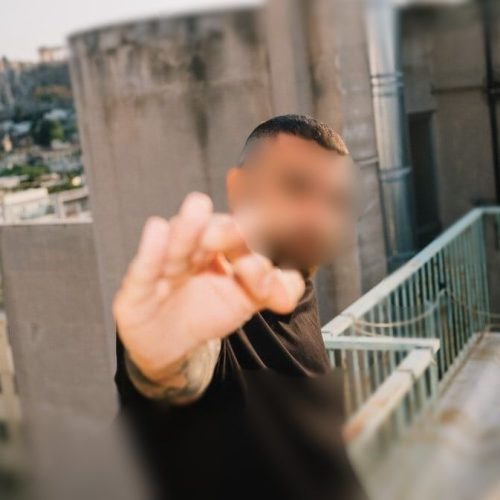 Γνωστός ράπερ στο νοσοκομείο με χειροπέδες για αλόγιστη συμπεριφορά λόγω ναρκωτικών – Δείτε βίντεο