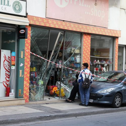 Ηράκλειο – Αυτοκίνητο «καρφώθηκε» σε βιτρίνα στο κέντρο της πόλης