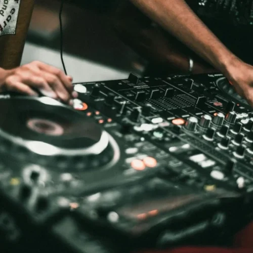 ΦΡΙΚΗ! “ΚΑΝΙΒΑΛΟΣ” Dj! ΕΠΙΤΕΘΗΚΕ ΚΑΙ ΕΚΟΨΕ ΤΟ ΑΥΤΙ ΣΥΝΑΔΕΛΦΟΥ ΤΟΥ!