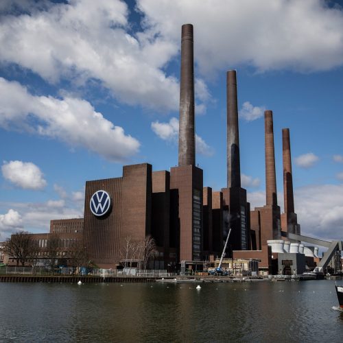 Η Volkswagen καταγράφει πτώση 37% στα κέρδη του πρώτου τριμήνου