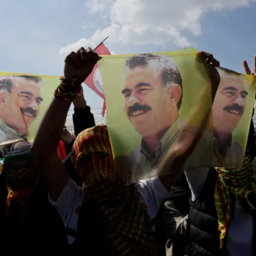 Η έκκληση για τη διάλυση του PKK αναδιαμορφώνει τη δυναμική ισχύος στην Τουρκία και τη Συρία