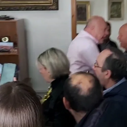 ΈΝΤΑΣΗ στο δημαρχείο Βόλου: Δημοτικός σύμβουλος διέκοψε τη συνέντευξη Μπέου – Κουρέτα